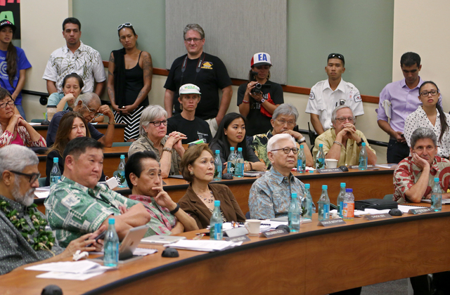 1741166_web1_TMT_Protesters_at_UHH_Meeting_3.jpg