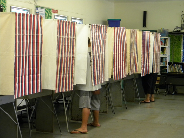 2929814_web1_voting-in-Keaukaha-primary-2014-election.jpg