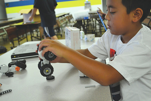 3665653_web1_Hilo-robotics-camp2.jpg