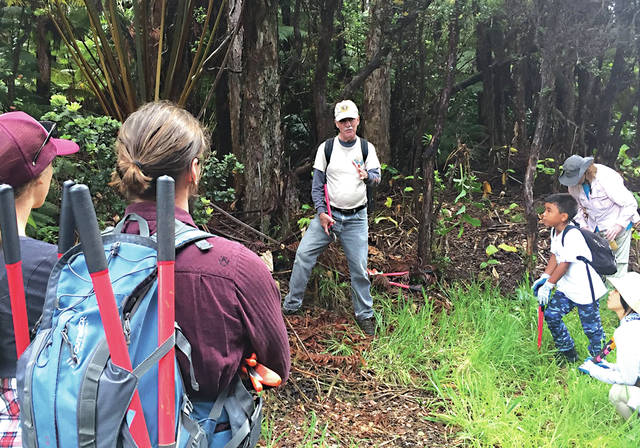 5320466_web1_Paul-Field-instructs-volunteers-on-vegetation-management_lr.jpg