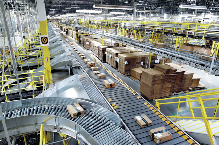Amazon's poderosos almacenes que muestran sus paquetes, procesos y distribución 